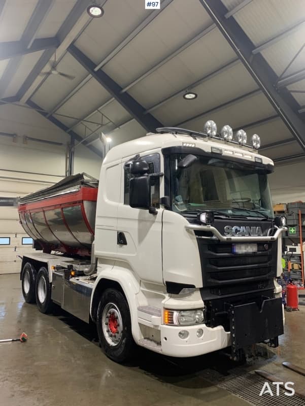 2015 Scania R580 6x4 plow-rigged tipper w/ asphalt tub